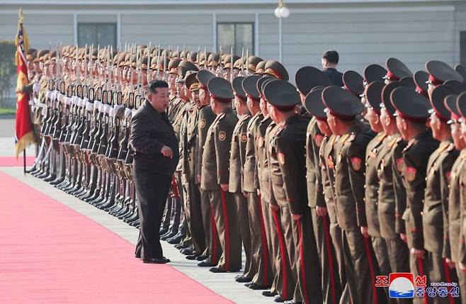 김정은 북한 국무위원장이 지난 17일 인민군 제2군단 지휘부를 방문했다고 조선중앙통신이 18일 보도했다.[사진출처=평양 조선중앙통신, 연합뉴스]