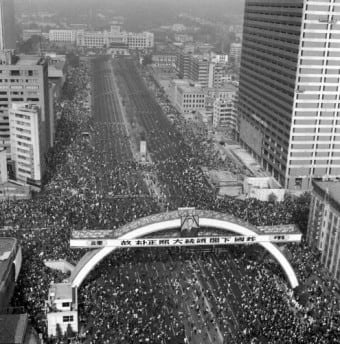 박정희 대통령 영결식은 안개가 자욱하게 깔린 1979년 11월 3일 오전 서울 중앙청 앞마당에서 열렸다. 서울시청, 남대문, 서울역을 거쳐 한강교를 넘어 동작동 국립묘지(현 국립서울현충원)에 이르는 12km 거리 연도엔 200만 인파가 몰렸다.