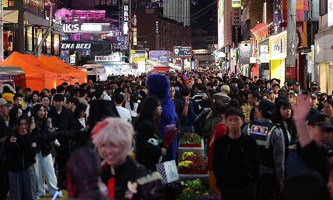 핼러윈 데이를 앞둔 주말인 26일 오후 서울 마포구 홍대 일대가 붐비고 있다. ⓒ연합뉴스