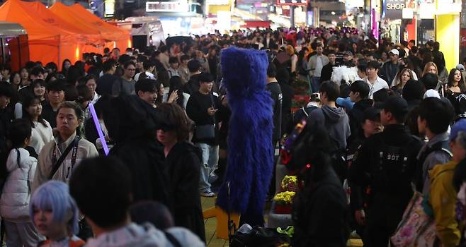 핼러윈 데이를 앞둔 26일 오후 서울 마포구 홍대 거리가 인파로 북적이고 있다. 정부는 이달 25일부터 다음 달 1일까지 8일간을 핼러윈 대비 특별대책기간으로 정하고 서울 이태원과 홍대, 명동과 부산 서면 등 27개 인파 밀집 예상 지역에 안전 펜스를 설치하고 현장 순찰을 강화할 예정이다. 2024.10.26 뉴스1