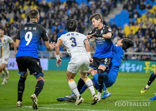 문지환(오른쪽에서 두번째, 인천 유나이티드), 김경민(오른쪽, 광주FC). 서형권 기자