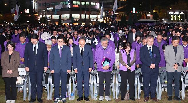 이정민 이태원참사 유가족협의회 운영위원장(앞줄 오른쪽 넷째부터)과 추경호 국민의힘 원내대표, 박찬대 더불어민주당 원내대표 등이 26일 오후 서울 중구 서울광장에서 열린 10.29 이태원 참사 2주기 시민추모대회에 참석해 추모 묵념을 하고 있다. 김봉규 선임기자 bong9@hani.co.kr