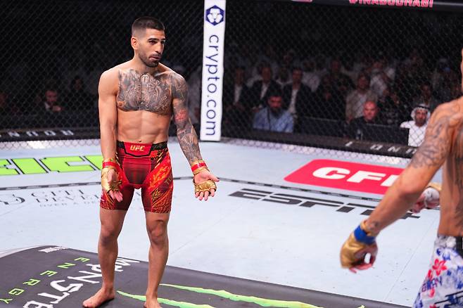 토푸리아가 할로웨이와 경기에서 시작하자마자 난타전을 제안했다. 사진=UFC