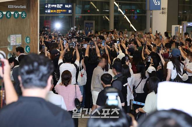 배우 변우석이 해외 일정을 마치고 인천국제공항을 통해 입국하고 있다. 인천공항=서병수 기자 qudtn@edaily.co.kr /2024.07.16/