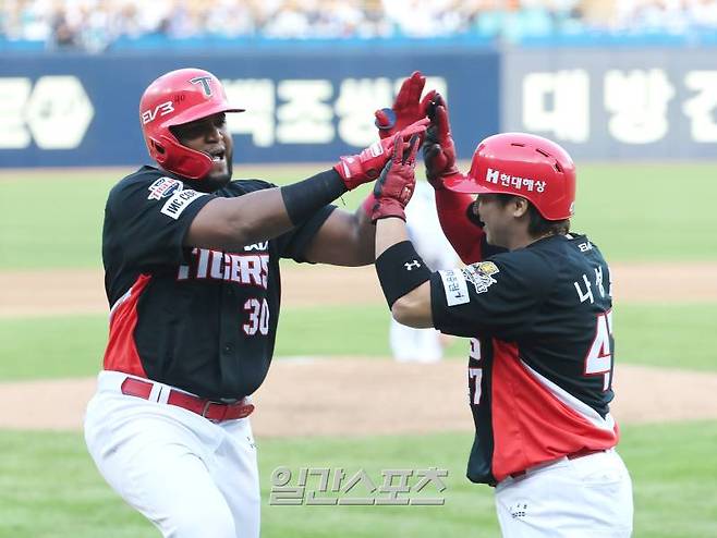 2024 프로야구 KBO 포스트시즌 삼성 라이온즈와 KIA 타이거즈의 한국시리즈(KS) 4차전 경기가 26일 오후 대구 삼성라이온즈파크에서 열렸다. 6회초 1사 1루 소크라테스가 투런 홈런을 치고 홈인하며 선행주자 나성범의 축하를 받고 있다. 대구=김민규 기자 mgkim1@edaily.co.kr /2024.10.26/