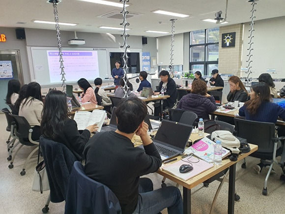 충북 중·고등학교 교사들이 26일 자연과학교육원에서 열린 ‘학교생활기록부 교과 학습 발달 상황 세부능력·특기사항 기재 역량 강화 연수’에서 강의를 듣고 있다. [사진=충북교육청]