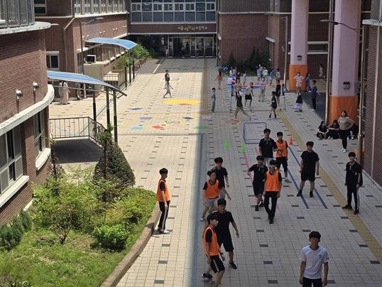 서울 송파구 해누리초중학교에서 학생들이 체육 활동을 하는 모습. 사진 학교 제공