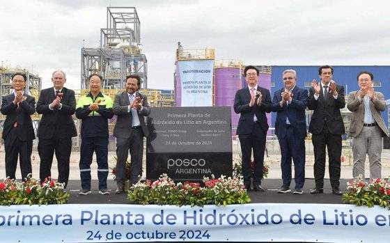 포스코홀딩스 아르헨티나 수산화리튬 공장 준공식. 왼쪽부터 이용수 주아르헨티나 한국대사, 루이스 루세로 아르헨티나 광업 차관, 김광복 포스코아르헨티나 법인장, 구스타보 사엔즈 살타 주지사, 포스코홀딩스 김준형 이차전지소재총괄, 라울 하릴 카타마르카 주지사, 카를로스 사디르 후후이 주지사, 포스코이앤씨 이철무 플랜트사업본부장. 사진 포스코홀딩스