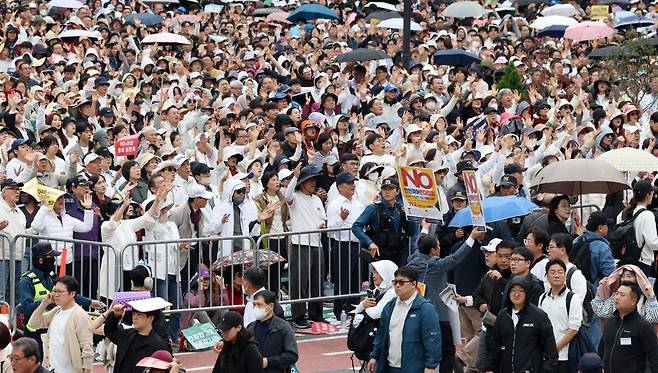 27일 서울 중구 서울광장 일대에서 한국교회연합 주최로 열린 동성혼과 차별금지법 제정 반대 집회에서 참석자들이 구호를 외치고 있다. /이솔 기자