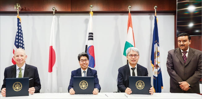 스콧 네이선 미국 국제개발금융공사(DFC) 대표(왼쪽부터)와 노부미쓰 하야시 일본 국제협력은행(JBIC) 대표, 윤희성 한국수출입은행장이 지난 25일 미국 워싱턴DC DFC 본사에서 ‘인도 디지털 인프라 협력을 위한 한·미·일 공동 이니셔티브’에 서명했다.   수출입은행 제공