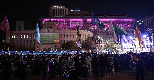 The outer wall of Seoul City Hall in central Seoul, on Saturday, is illuminated with purple lights in remembrance of the Oct. 29 crowd crush in Itaewon that killed 159 people, including many foreigners, during the Halloween celebration in 2022. (Yonhap)