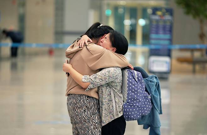 Jee Won Ha (left) and Darragh Hannan (right) at Incheon Airport, meeting each other for the first time after being separated soon after birth. (Hugh Hong/The Korea Herald)