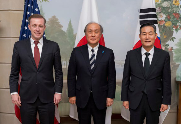 South Korea's National Security Adviser Shin Won-sik (right) and his U.S. and Japanese counterparts, Jake Sullivan (left) and Takeo Akiba, respectively, pose for a photo as they meet for three-way talks in Washington, D.C., on Oct. 25 in this photo released by the South Korean presidential office. (Yonhap)