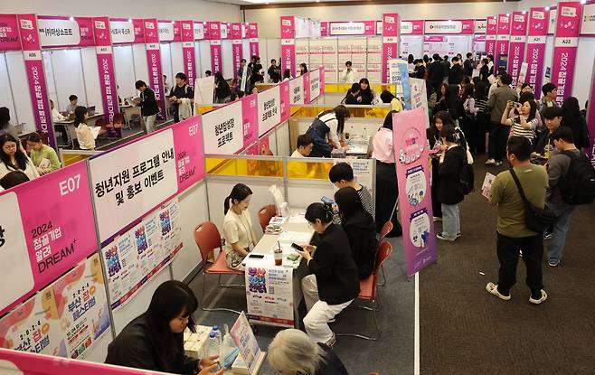 Young job seekers at a career fair in Busan, Oct. 8 (Yonhap)