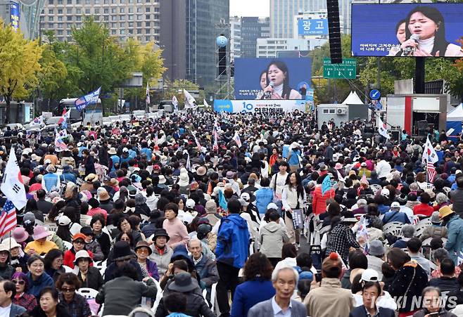 ‘10·27 한국교회 200만 연합예배 및 큰 기도회’가 27일 서울 중구 서울시청 앞 서울광장 일대에서 열리고 있다.