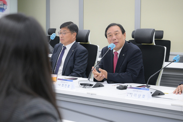 지난 25일 개최된 시민단체연대회의 간담회에 참석한 최민호 세종시장. 세종시 제공