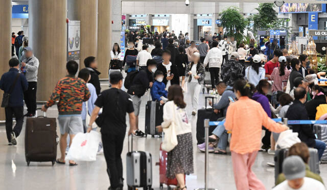 인천국제공항 제1여객터미널 입국장이 여행객들로 북적이는 모습. 경기일보 DB