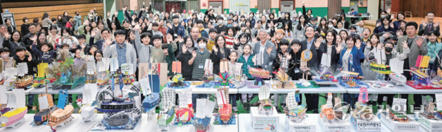 ‘제20회 대한민국 학생거북선창의탐구축제’가 지난 26일 파주시민회관에서 전국 110여개 초·중·고교생 1천500여명이 참가한 가운데 성황리에 개최됐다. 개회식에 참석한 전선아 파주교육지원청 교육국장, 최종식 경기일보 기획이사, 최희진 파주시 평생교육과장, 이명재 탐구축제 심사위원장 등이 기념촬영을 하고 있다. 조주현기자