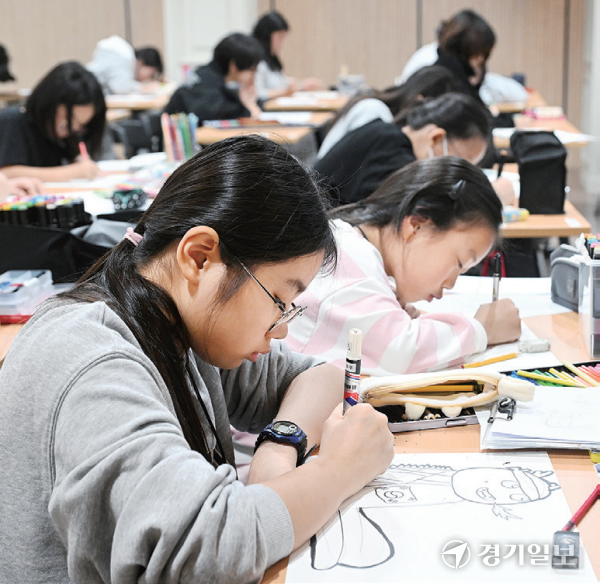 캐릭터디자인거북선 부문에 참가한 학생들이 작품을 그리고 있다. 조주현기자