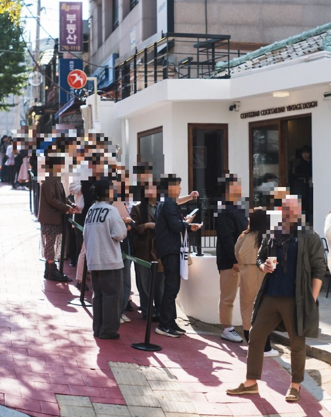 푸글렌 커피를 마시기 위해 대기하는 손님들. [사진 = 푸글렌 인스타그램 캡처]