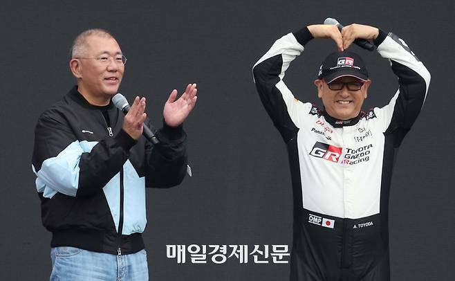 27일 경기 용인시 에버랜드 스피드웨이에서 열린 ‘현대 N x 토요타 가주 레이싱(Hyundai N x TOYOTA GAZOO Racing) 페스티벌’에서 정의선 현대자동차그룹 회장과 도요다 아키오 일본 도요타자동차그룹 회장이 함께 스페셜 쇼런을 마친 후 인사하고 있다. [한주형 기자]