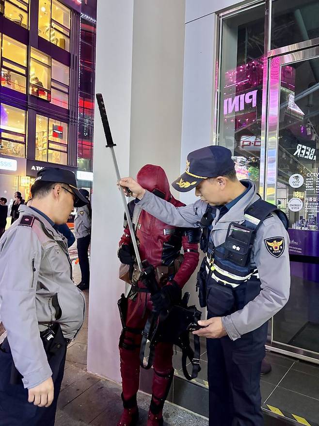 [서울=뉴시스] 신항섭 기자 = 26일 오후 9시30분 경찰 기동순찰대가 핼로윈 데이(10월31일) 코스튬 플레이어의 장난감 칼을 확인하고 있다. photo@newsis.com *재판매 및 DB 금지