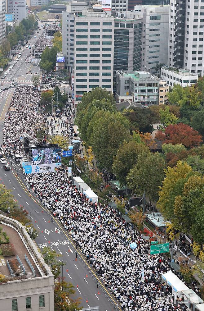 [서울=뉴시스] 홍효식 기자 = 27일 서울 세종대로에서 한국교회연합이 주최한 악법 저지를 위한 200만 연합예배 및 큰 기도회가 열리고 있다. 2024.10.27. yesphoto@newsis.com