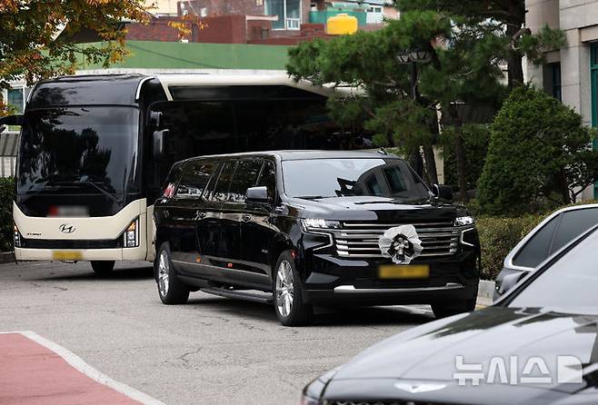 [서울=뉴시스] 홍효식 기자 = 27일 오전 서울 성동구 한양대병원 장례식장에서 엄수된 배우 고(故) 김수미의 발인에서 운구차량이 이동하고 있다. 2024.10.27. yesphoto@newsis.com