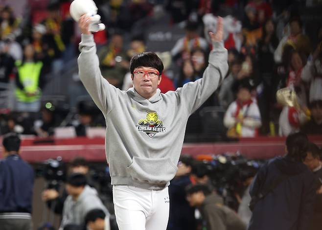 지난 23일 2024 KBO 포스트시즌 한국시리즈 2차전 삼성 라이온즈와 KIA 타이거즈의 경기, 8-3으로 승리한 KIA 양현종이 MVP를 수상하고 팬들에게 인사하고 있다. 뉴시스