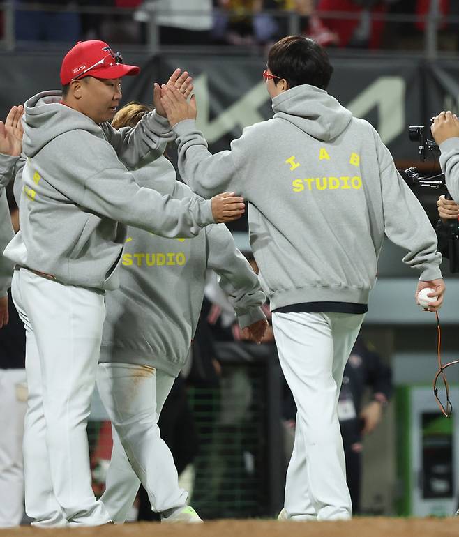 지난 23일 2024 KBO 포스트시즌 한국시리즈 2차전 삼성 라이온즈와 KIA 타이거즈의 경기, 8-3으로 승리를 거둔 이범호 KIA감독이 양현종을 격려하고 있다. 연합뉴스