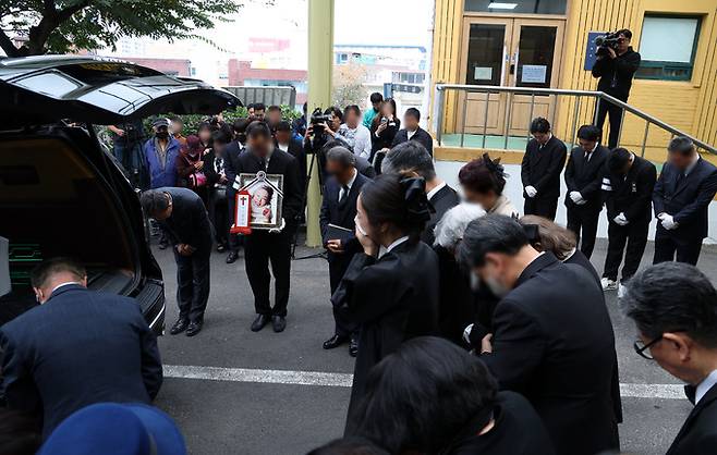 27일 오전 서울 성동구 한양대병원 장례식장에서 배우 고(故) 김수미의 발인이 엄수되고 있다. 뉴시스