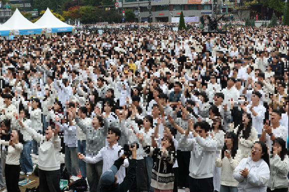 시청 앞에서 열린 대규모 연합예배 집회 - 27일 오후 서울 중구 서울광장 일대에서 개신교계 임의 단체인 ‘한국교회 200만 연합예배 및 큰 기도회 조직위원회’가 동성결혼 합법화와 차별금지법 제정 반대를 촉구하는 집회를 열고 있다. 2024.10.27 연합뉴스