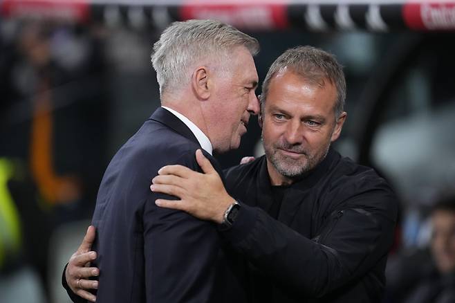 레알 마드리드 카를로 안첼로티 감독과 바르셀로나 한지 플릭 감독이 경기 전 인사를 나누고 있다. <저작권자(c) 연합뉴스, 무단 전재-재배포, AI 학습 및 활용 금지>