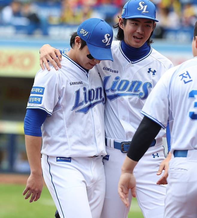 한국시리즈 4차전에서 조기 강판되는 원태인을 격려하는 삼성 구자욱. 연합뉴스