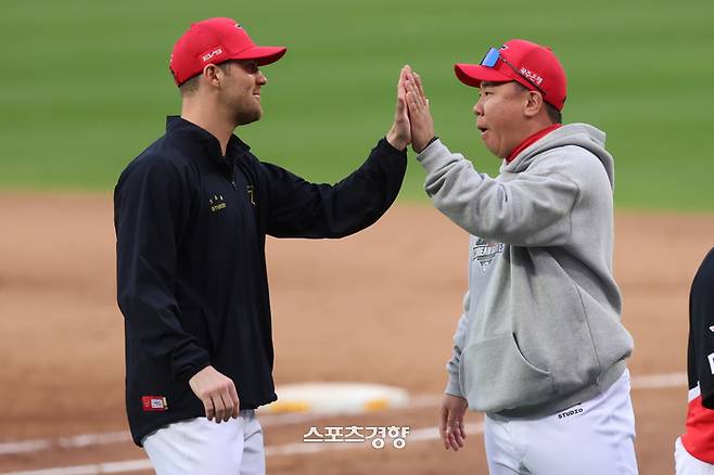 KIA 제임스 네일이 26일 한국시리즈 4차전 승리 뒤 이범호 KIA 감독과 하이파이브 하고 있다. KIA 타이거즈 제공