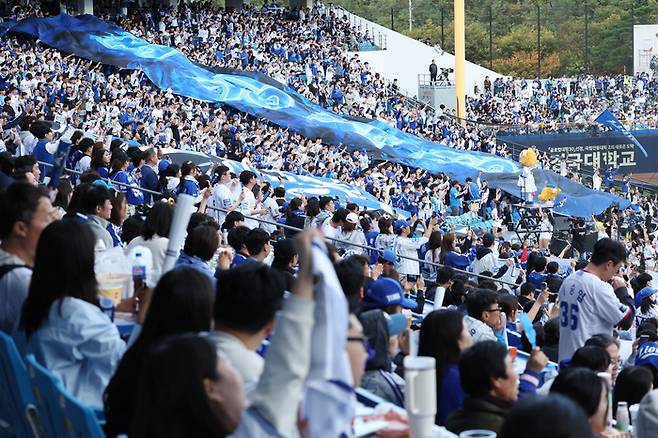 26일 대구 삼성라이온즈파크에서 열린 2024 신한 SOL뱅크 KBO 포스트시즌 한국시리즈 4차전 KIA 타이거즈와 삼성 라이온즈의 경기. 삼성이 기아에 2-9로 끌려가는 가운데 삼성팬들이 응원전을 펼치고 있다.