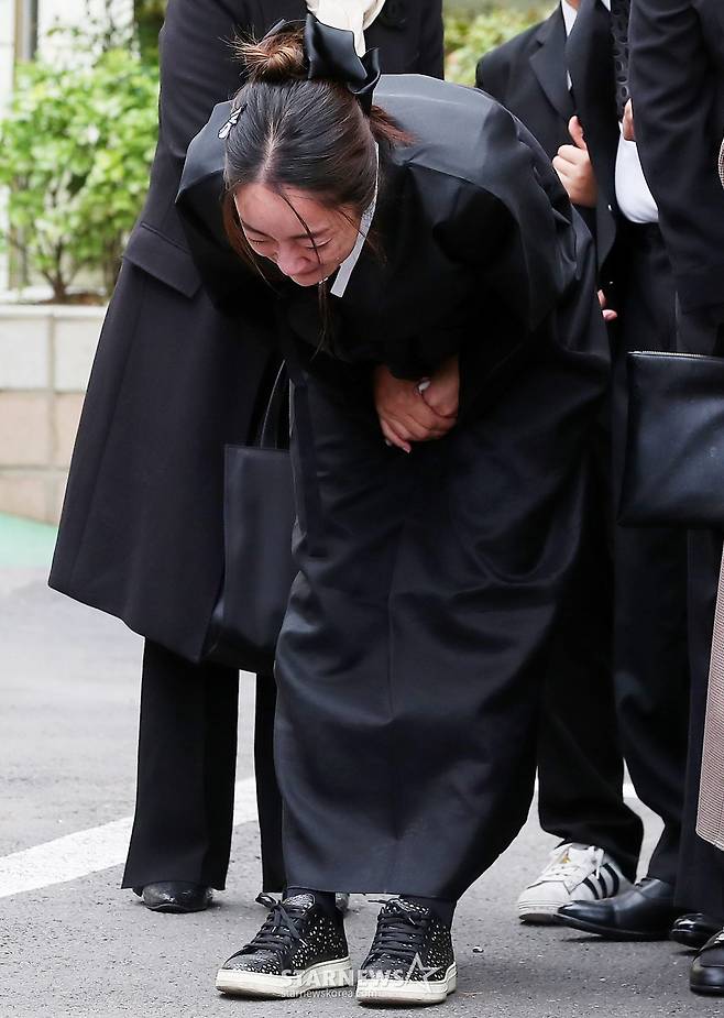 배우 고(故) 김수미 발인식이 21일 오전 서울 성동구 한양대학교 장례식장에서 엄수된 가운데 며느리 서효림이 슬픔에 잠겨 있다.  김수미는 지난 25일 오전 세상을 떠났다. 향년 75세.  고인은 이날 오전 8시 8분께 심정지 상태로 구급차에 실려 서울 성모병원으로 이송됐으나 사망했다. 유족에 따르면, 고혈당 쇼크에 따른 심정지가 온 것으로 알려졌다. 2024.10.27 /사진=김창현 chmt@