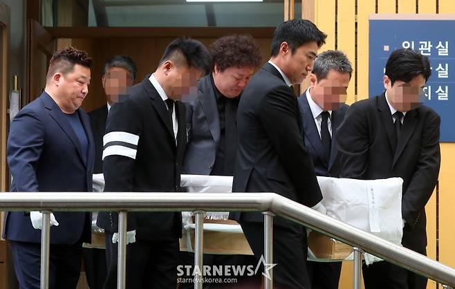 배우 고(故) 김수미 발인식이 27일 오전 서울 성동구 한양대학교 장례식장에서 엄수된 가운데 코미디언 윤정수, 정준하, 장동민이 운구하고 있다. 김수미는 지난 25일 오전 세상을 떠났다. 향년 75세. 고인은 이날 오전 8시 8분께 심정지 상태로 구급차에 실려 서울 성모병원으로 이송됐으나 사망했다. 유족에 따르면, 고혈당 쇼크에 따른 심정지가 온 것으로 알려졌다. 2024.10.27 /사진=김창현 chmt@