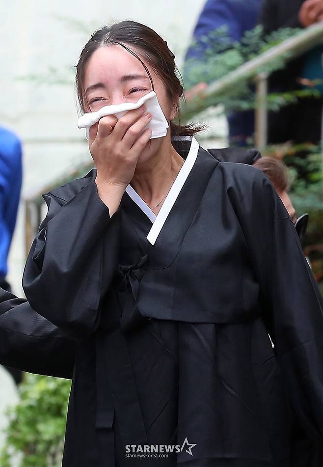 배우 고(故) 김수미 발인식이 27일 오전 서울 성동구 한양대학교 장례식장에서 엄수된 가운데 며느리 서효림이 슬픔에 잠겨 있다.  김수미는 지난 25일 오전 세상을 떠났다. 향년 75세.  고인은 이날 오전 8시 8분께 심정지 상태로 구급차에 실려 서울 성모병원으로 이송됐으나 사망했다. 유족에 따르면, 고혈당 쇼크에 따른 심정지가 온 것으로 알려졌다. 2024.10.27 /사진=김창현 chmt@