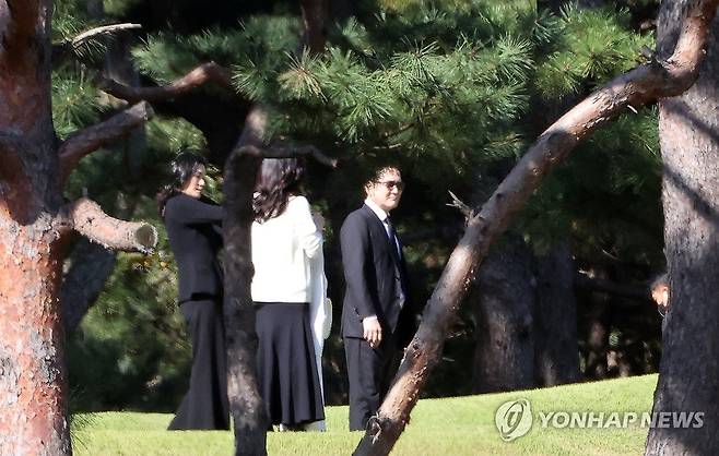 고 이건희 회장 4주기 추도식 참석한 이재용 회장 (수원=연합뉴스) 권준우 기자 = 이재용 삼성전자 회장이 25일 오전 경기도 수원 선영에서 치러진 고 이건희 삼성그룹 회장의 4주기 추도식에 참석하고 있다. 2024.10.25 stop@yna.co.kr