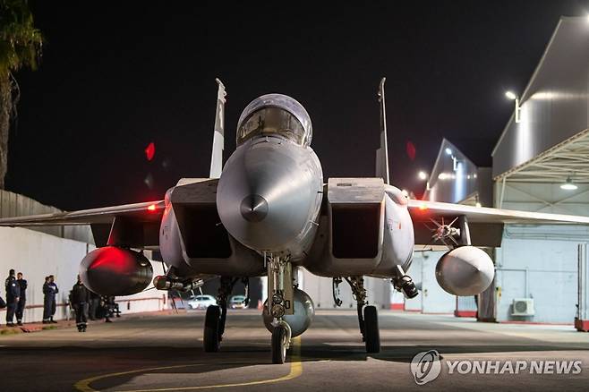 출격 준비하는 이스라엘군 전투기 26일(현지시간) 이스라엘군이 공개한 사진에서 이스라엘군 전투기가 이란 공습을 위해 출격 준비를 하는 모습. [AFP=연합뉴스. 재판매 및 DB 금지]