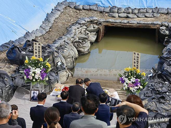 일본 해저탄광 유골 조사 앞 추모집회에 참석한 유족 (우베 교도=연합뉴스) 일제강점기 수몰 사고로 조선인 136명이 목숨을 잃은 해저 탄광인 조세이 탄광의 유골 발굴 조사에 맞춰 26일 일본 야마구치현 우베시에서 열린 추모 집회에 유족이 참석하고 있다. 제단 앞으로는 바닷물에 잠긴 탄광 갱도 입구(갱구)가 보인다. 2024.10.27 sungjinpark@yna.co.kr