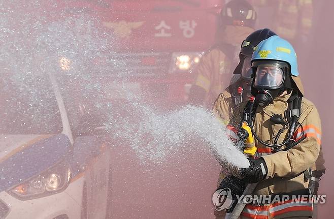 화재 진압 훈련하는 소방관들 [연합뉴스 자료사진]