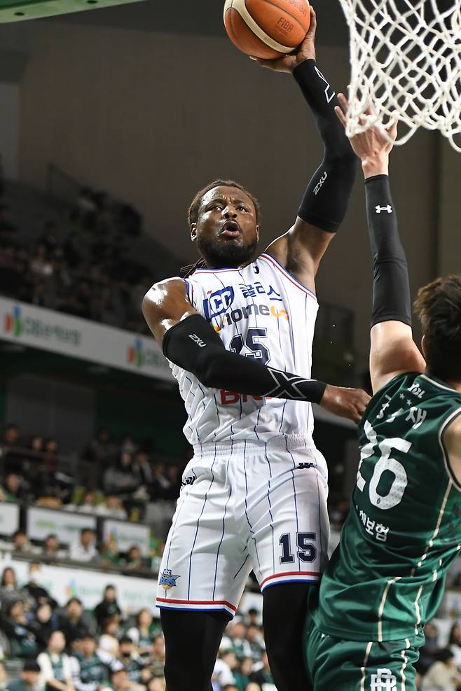 27일 DB 전에서 공격을 시도하는 KCC 버튼 [KBL 제공. 재판매 및 DB 금지]