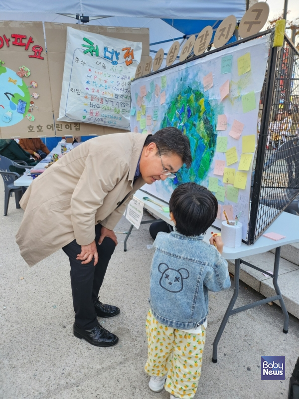 오승록 노원구청장이&nbsp;탄소중립 키즈존에 방문해 아이와 이야기를 나누고 있다. ⓒ월계1동 관내 유치원·어린이집 연합