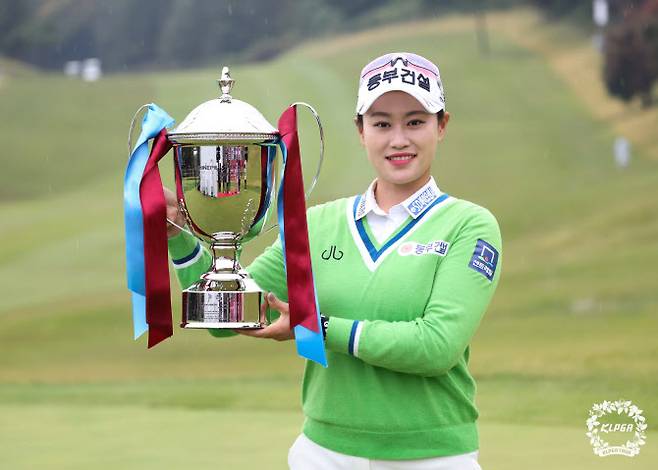 지한솔이 27일 경기 용인시 88 컨트리클럽에서 열린 KLPGA 투어 덕신EPC·서울경제 레이디스 클래식에서 우승한 뒤 트로피를 들고 미소짓고 있다.(사진=KLPGT 제공)