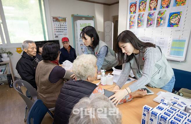 대한항공은 25일 ‘1사1촌’ 자매결연을 맺고 있는 강원도 홍천군 명동리 마을에서 가을 맞이 농촌 일손돕기 봉사활동을 실시했다.(사진=대한항공)