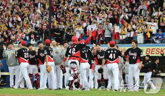 26일 오후 대구 삼성라이온즈파크에서 열린 프로야구 '2024 신한 SOL 뱅크 KBO 포스트시즌' 한국시리즈 4차전 KIA 타이거즈와 삼성 라이온즈의 경기에서 9대 2로 승리하며 시리즈 전적 3대 1을 만든 KIA 선수들이 기쁨을 나누고 있다. 2024.10.26/뉴스1 ⓒ News1 장수영 기자