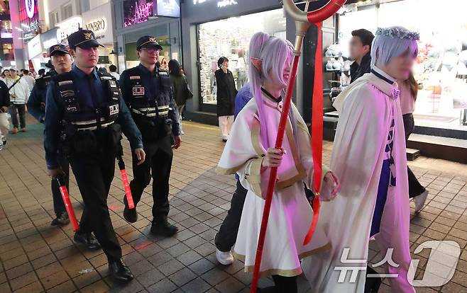 핼러윈 데이를 앞둔 26일 오후 서울 마포구 홍대 거리에서 경찰이 인파 사고를 대비한 근무를 서고 있다.  2024.10.26/뉴스1 ⓒ News1 임세영 기자