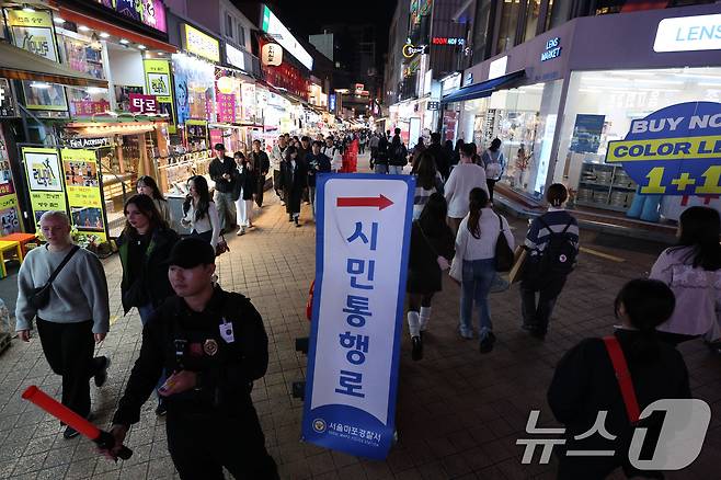 핼러윈 데이를 앞둔 25일 오후 서울 마포구 홍대 거리에서 경찰들이 인파 관리를 하고 있다.  2024.10.25/뉴스1 ⓒ News1 신웅수 기자